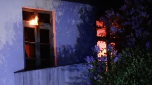En villa på Nyhavevej stod natten til lørdag i flammer. Foto: Presse-fotos.dk