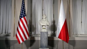 En buste af den polske komponist Frederic Chopin flankeret af det amerikanske og det polske flag forud for et møde mellem Polens præsident, Andrzej Duda, og præsident Donald Trump.
