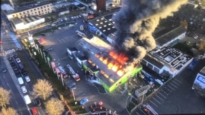 Flammerne stod op gennem taget på Maxi Zoo på Gammel Køge Landevej. Foto: Hovedstadens Beredskab