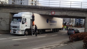 I december 2015 sad denne lastbil godt fast under jernbaneviadukten i Skovgade, der har en frihøjde på 3,5 meter, mens de fleste lastbiler er mellem 3,6 og 3,8 meter høje. Foto: Mie Sparre