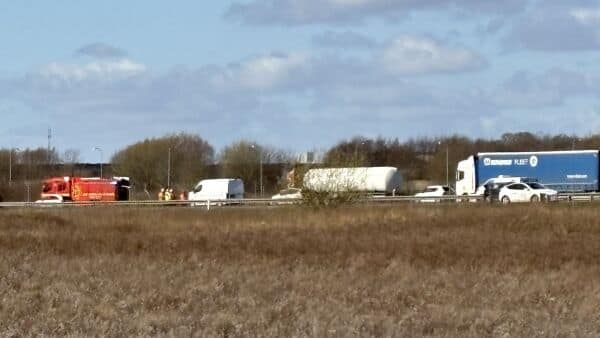 Lastbil med stor ammoniakbeholder stod i brand på E20