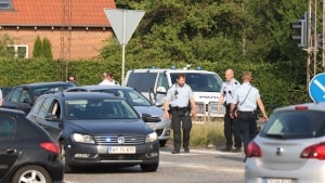 En ung politibetjent er fortsat i kritisk tilstand efter at være blevet påkørt fredag aften. Foto: Presse-fotos.dk/Ritzau Scanpix