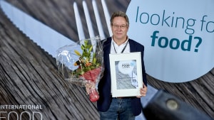 Mejeridirektør Leif Friis Jørgensen med den pris, han og Naturmælk har fået på FoodTech-messen i Herning. Foto: FoodTech