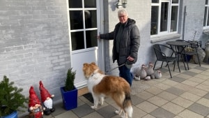 Ella Rasmussens adoptivbørn er for længst fløjet fra reden. Selv har hun boet 55 år - og bor stadig - på Skårupvej 3 i Klejtrup, hvor hun med sin nu afdøde mand i 37 år drev en slagterforretning. Nu bor hun der med sin samlever og hunden Lassie. Foto: Jens Peder Østergaard