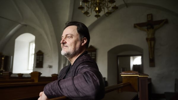 Bededagen kan koste ham pladsen i Folketinget: Sker det, bliver han præst