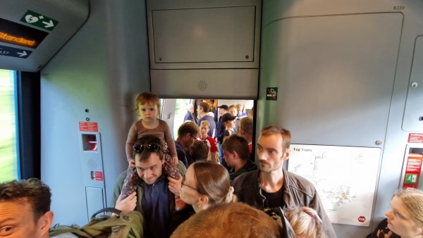 Propfyldte DSB-tog på kæmpe østjysk rejsedag: Folk måtte opholde sig på toilettet, og på flere perroner måtte passagerer vente på næste tog