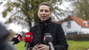 Fungerende statsminister Mette Frederiksen (S) har gennem hele dagen forhandlet med Folketingets partier. Næsten alle partier fortsætter forhandlingerne. Her ses Mette Frederiksen fredag morgen, inden forhandlingerne begyndte. Foto: Ólafur Steinar Rye Gestsson/Ritzau Scanpix