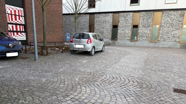 Så er de tilbage: Nu parkeres der igen ulovligt på hemmeligt sted i Odense C