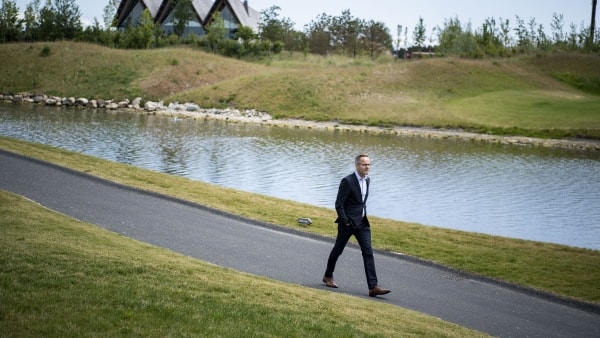 Direktør forlader luksusresort - men først om 15 måneder: Derfor venter han med farvel