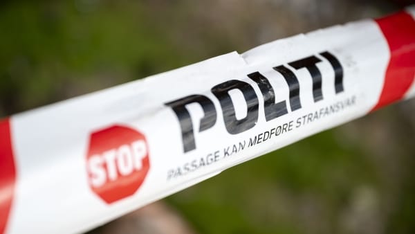 Kørte i grøften ved hovedvej: Kvinde kørt til hospitalet