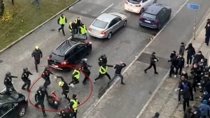 Her ses et stillbillede af den nye video, hvor man kan se den meget omdiskuterede betjent slå på en mand, der ligger ned. Foto: Privat