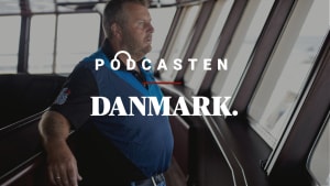 Henning Kjeldsen bliver betegnet som Danmark rigeste fisker, og han er blevet symbolet på sagen om Danmnarks kvotekonger.
Lige nu kører den sag ved Retten i Holstebro, men hvem er Henning Kjeldsen egentligt? Det får du svar på i den her podcast.