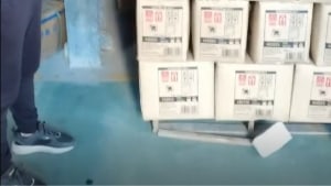 Faldtesten. En ansat fra fabrikken, dokumenterer sikker indpakning ved at tabe et bagsidekrus pakket ind i bobleplast og pap fra to meters højde. Skærmbillede fra videoen.