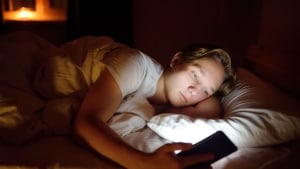 Vi ser i dag et underholdningspres, der konkurrerer med vores søvn, siger søvnforsker Birgitte Rahbek Kornum med henvisning til vores adgang til streaming. Modelfoto: Colourbox