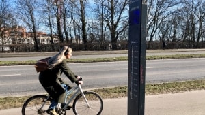 Omkring 22.000 cyklister passerer dagligt Aarhus Kommunes otte automatiske cykeltællere - her er vi på vej op til Ringgadebroen. Er det så meget eller lidt? Tja, det er i hvert fald ikke flere end tidligere, og dermed ser cyklismen i Aarhus ud til at stå i stampe. Foto: Jesper Bech Pedersen