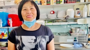 Thuy Nguyen smiler stadig stort, selv om hun græder indvendigt ved tanken om de kunder, der er sure over, at hun lukker tidligt, eller at kiosken ikke er opdateret. Men hun har i flere år ventet på at få lov til at renovere og udvide - for egne penge. Foto: Connie Bøgwad Schmidt