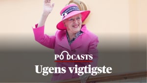 Dronning Margrethe på Kongeskibet Dannebrog på vej ind i Sønderborg Havn i anledningen af Genforeningsfejringen 13. juni 2021. Det blev et af regentens eneste møder med danskerne i 2021. Hør om det i podcasten 