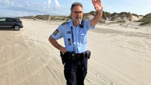 Politiet har afspærret en del af Børsmose Strand. På billedet ses landbetjent Keld Reinholdt. Sammen med nogle hundepatruljer sikrer han, at ingen kommer tæt på stedet, hvor der er fundet knogler. Foto: Morten Nielsen