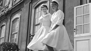 Billedet er fra 1959. Her kommer prinsesse Margrethe og hendes gode veninde og klassekammerat, Birgitta Juel (i dag Birgitta Hillingsø), ud på palæets havetrappe efter at have fået huerne på. Foto: Per Pejstrup