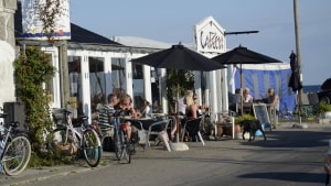 Den gamle og traditionsrige havnecafé i Hou holder også åbent den kommende sommer. Arkivfoto
