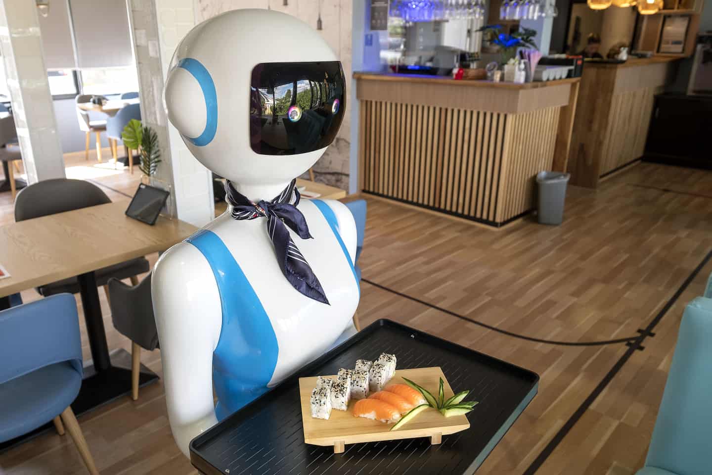 Se video: Kolding-restaurant fået en talende robottjener | jv.dk
