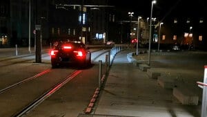 Bil på letbanesporet ved Havnegade i Aarhus. Foto fra TV2 Østjylland