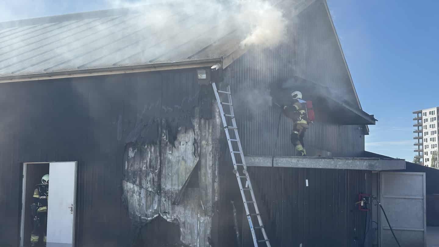Massiv brand i Hasselager: Lagerbygning overlades til kontrolleret nedbrænding — image 1