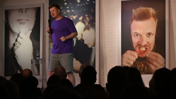 Tobias Dybvads forestilling afbrudt: Flere løb fra showet