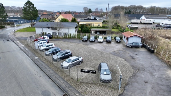 Kritiseret bilforhandler har 17 biler til salg på kendt platform: Lyver om udstyr