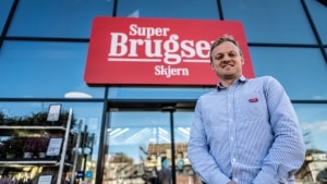 Uddeler Simon Jørgensen har oplevet en stor stigning i antallet af butikstyverier de seneste år. Foto: Christian Baadsgaard