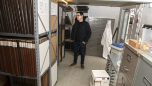 Karsten Merrald er leder af Lokalhistorisk Arkiv, som i 2020 ramt af skimmelsvamp i kælderen. Her måtte samlingen med 170 års aviser gennem en rensning. Foto: Søren Gylling