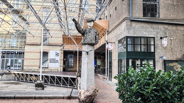 Nazi-hilsende skulptur i midtbyen vækker forargelse: - Folk forstår ikke, at hun pludselig står der og heiler