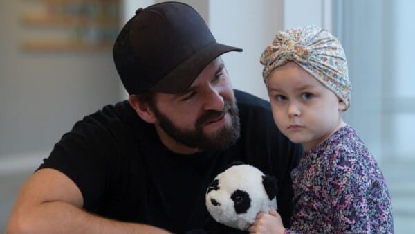 4-årige Merle døde af kræft - nu vil hendes far hjælpe andre: - Vi har hende fortsat med i vores liv