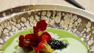 Ærtesuppe med kaviar og citronverbena. Foto: Flemming Gernyx