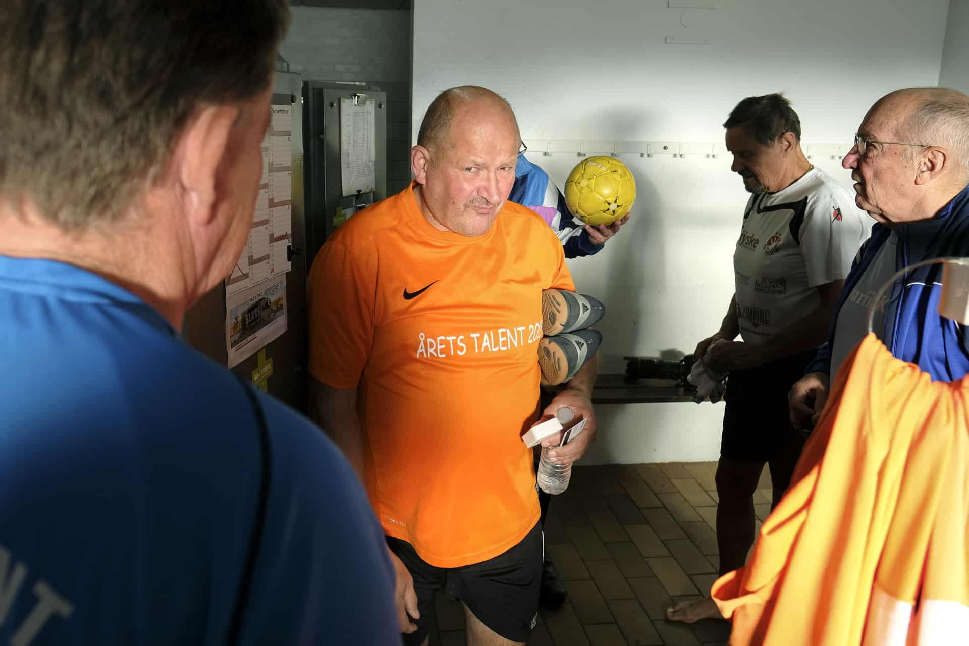se-billeder-og-video-om-at-blive-gammel-80-rige-ejner-spiller-fodbold