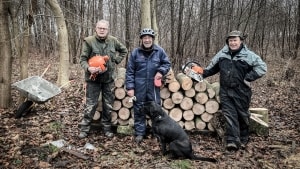 Erik Toft Knudsen (tv) sammen med nogle af skovens øvrige hjælpere og beskyttere. De er trætte af, at deres brænde er blevet taget. Foto: Erik Toft Knudsen