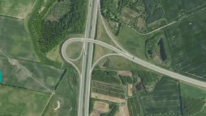 Sådan ser motorvejskrydset ud ved Sønderborg. Det er præcist det samme, der skal bygges ved Tankedalsvej - bortset fra, at der kommer en tunnel under Tankedalsvej i stedet for en bro henover den. Foto: Google Maps