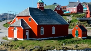 En begravelseaf en kvinde i Qaqortoq i Grønland gik helt galt: Bunden gik ud af kisten, da den var på vej ned i graven. Foto: Martin N. Johansen/Biofoto/Ritzau Scanpix