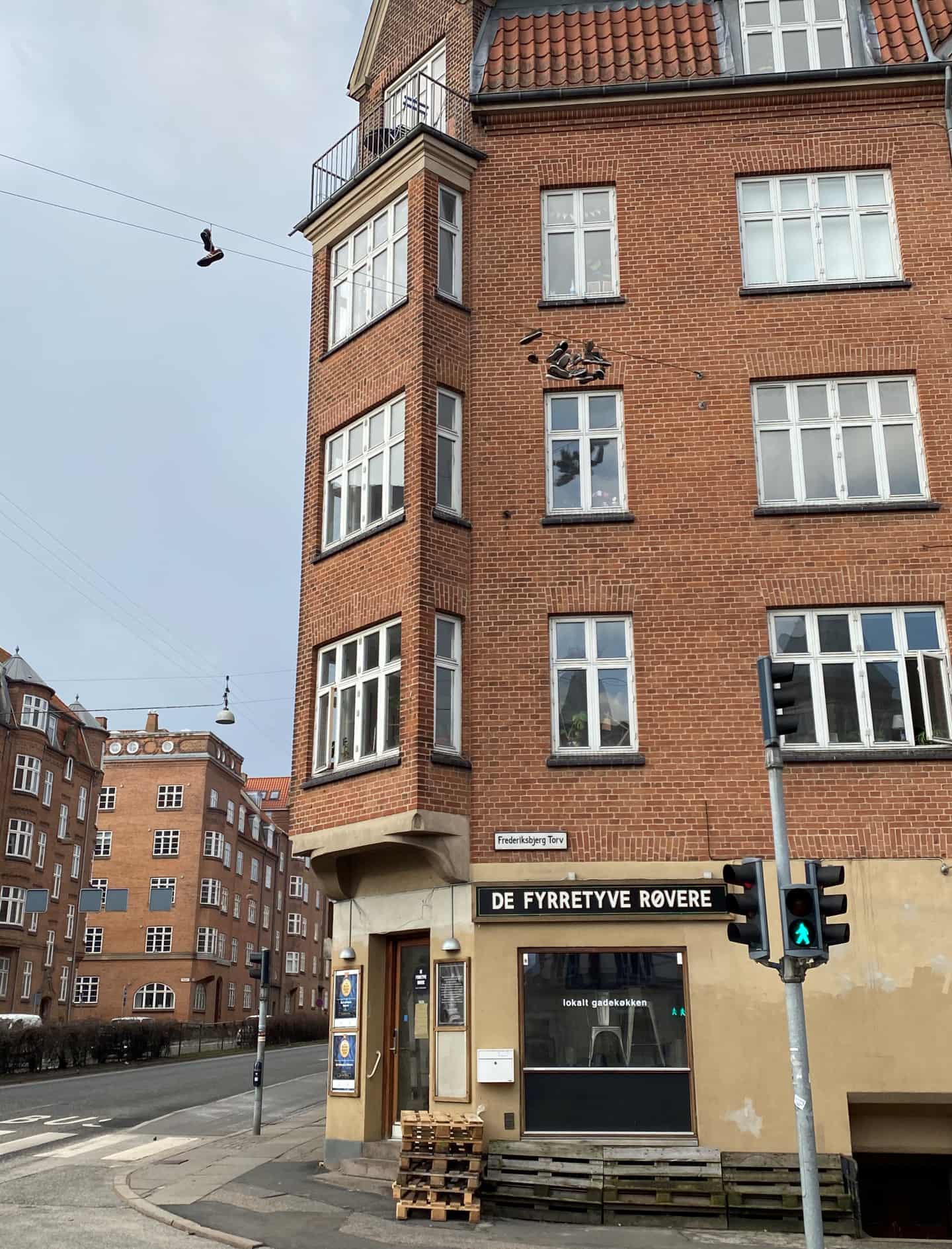 entreprenør minimum nøgle Læser undrer sig: Hvorfor hænger der slidte sko i ledninger over gaden i  Aarhus? | stiften.dk