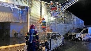 Personbilen og varebilen bagved udbrændte, men brandmændene fra Falck reddede værkstedet. Foto: Brand & Redning Sønderjylland