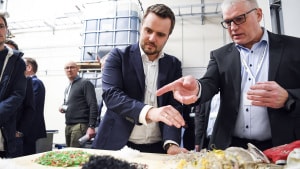 Projektdirektør hos Makeen Energy, Anders Bjørn (th), viser Simon Kollerup de forskellige typer granuleret affaldsplast, som virksomheden omdanner til dieselolie og nafta. Foto: Annelene Petersen