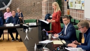 Lone Jakobi (S) indtog mandag for første gang borgmesterens plads i byrådssalen - en plads, hun kommer til at udfylde de næste fire år. Foto: Odder Kommune