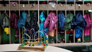 Der kan hurtigt blive mylder i en garderobe i børnehaven. Derfor skal forældre nu til at aflevere og hente børnene udenfor igen ligesom sidste år på grund af den stigende smittestigning. Foto: Liselotte Sabroe/Ritzau Scanpix