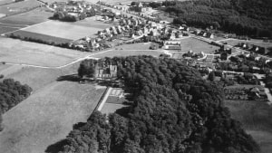 Luftfoto af området i Mølholm omkring Mølholm Kirke kort efter opførelsen 1950-52 (arkivnummer B71421). Foto: Ukendt/Vejle Stadsarkiv