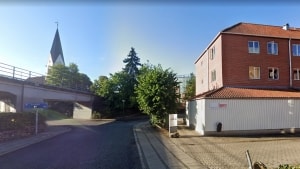 En 22-årig kvinde fra Vejle blev fredag eftermiddag varetægtsfængslet i fire uger i forbindelse med knivstikkeriet lørdag den 21. august, der foregik ved jernbanebroerne på Kalkbrænderivej, Vejle. Foto: Google Street View