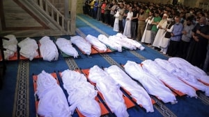 Sørgende beder for 17 palæstinensere, som blev dræbt i Gaza af det israelske militær natten til den 16. maj. Foto: Sanad Latifa/Ritzau Scanpix
