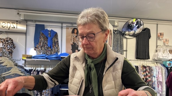 Det blev et familieforetagende: 76-årige hjælper stadig den butik, hun selv startede for år siden: | jv.dk