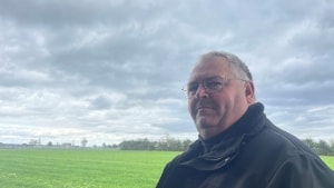 Landmanden Flemming Skov bor et stenkast fra Flyvestation Skrydstrup. Længe har han været vant til at leve med F-16-flyene. Han er dog spændt på, hvor meget værre larmen fra F-35 rent faktisk bliver. Foto: Amalie Tarp Borup/JFM