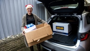Lis Grønning lagde både Toyota og hus til julegaverne, som Mødrehjælpen bragte ud lørdag formiddag. Gaverne har medarbejdere fra virksomheden Total købt, pakket ind, samlet og leveret på hendes adresse. 75 gaver i alt fik de frivillige fordelt. Foto: Ludvig Dittmann