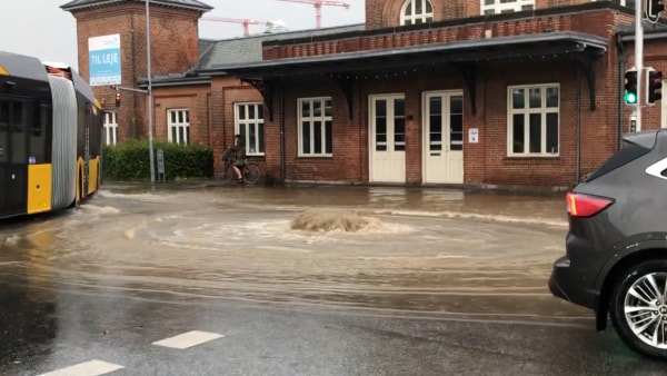 Se video: Centralt kryds svømmer i kloakvand efter skybrud
